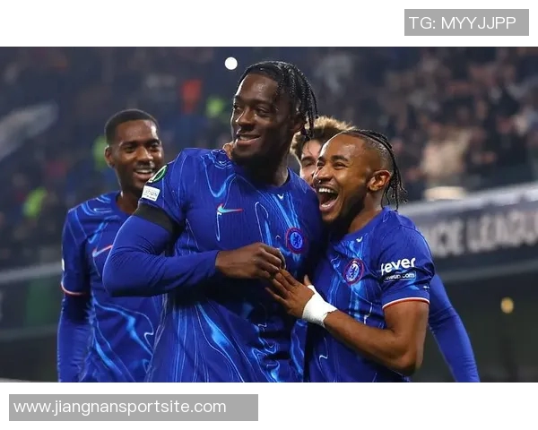 恩佐与加纳乔共同探讨切尔西圣诞慈善活动的足球团结力量