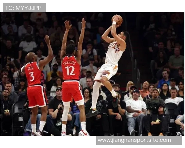 布克第三节发力砍下12分助队逆转全场贡献18分5助攻5抢断表现抢眼 布克第三节发力砍下12分助队逆转全场贡献18分5助攻5抢断表现抢眼