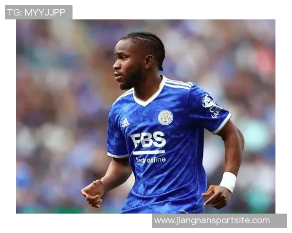 英格兰队今日训练迎来U20小将莱西塞缪尔坎贝尔三位新星加入