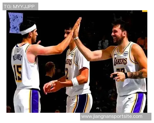 尼克史密斯谈黄蜂与湖人风格差异强调身体对抗的重要性 尼克史密斯谈黄蜂与湖人风格差异强调身体对抗的重要性