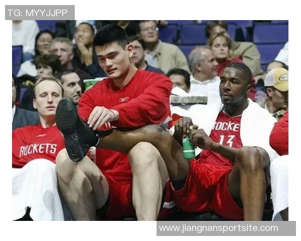 姚明与街球王阿尔斯通重聚合影引发球迷回忆与热议